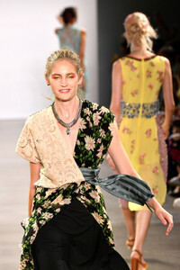 1072092332_NicoleMillerRunwaySeptember2019NewYorkK9YjzfLcL7Lx.thumb.jpg.7a35a4a028964ea7d73566301683e687.jpg