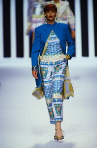 1084167346_valentino-ss-1992(6).thumb.jpg.51e0d135455623d21f14b1195dcfa5f3.jpg