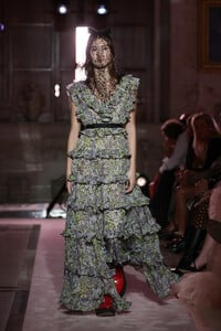 1092084519_RunwayGiambattistaValliLovesHdmFg--jZDJbx.thumb.jpg.bafa9dedf862a79da5dabfe5bea32b2b.jpg