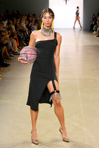 1103802049_VictoriaHayesSpringSummer2020Runwayvu-drDzEwt_x.thumb.jpg.33713b252ef108ec1b8c81a4d36468bf.jpg