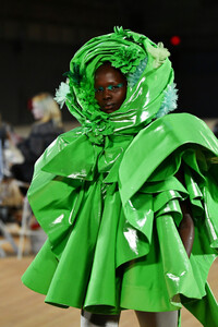 1129291738_MarcJacobsSpring2020RunwayShowTslGJbhwMu8x.thumb.jpg.85d25130e665913fa0e52d60f630a7ae.jpg