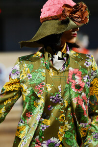 1131016866_MarcJacobsSpring2020RunwayShowEaiNLBW1eAJx.thumb.jpg.1686d867581f7613112b87adf0a64e67.jpg