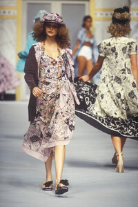 1133411248_Chanel1993WomenRTW100.thumb.jpg.ca4bf6c5c5933f16288821ca02a24236.jpg