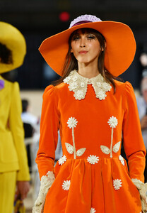 1137235327_MarcJacobsSpring2020RunwayShowvETb73Eljszx.thumb.jpg.afe4048ee6579aa1e67c05ebf0be3a43.jpg