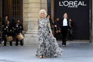 Helen+Mirren+Le+Defile+L+Oreal+Paris+Runway+9bV-b9o2iwHx.jpg