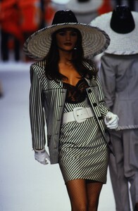 115368548_valentino-ss-1992(9).thumb.jpg.9abf264608674ee887ffc5dcac8c38fa.jpg