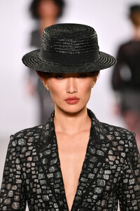 1180462502_TaorayWangS20RunwaySeptember2019New_ezZIoVbNKex.thumb.jpg.9ed9b7c898f77fe8ff13dad266353e69.jpg