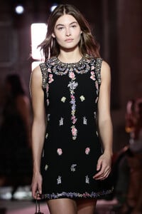 1183091765_RunwayGiambattistaValliLovesHk2hqK2gyWhux.thumb.jpg.4ee4f52f41f1c0079bd82c01dfb87de6.jpg