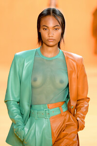 1183218131_SallyLaPointeRunwaySeptember2019NewYorkejBBvYR-cNqx.thumb.jpg.34e76e88df5077ad6ee7d2a179c03948.jpg