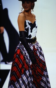 119403535_oliver-by-valentino-fw-1993(2).thumb.jpg.f0014d88a32b4e2322d174e70b754efc.jpg