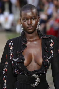Adut+Akech+Etro+Runway+Milan+Fashion+Week+lWBYwJfXERlx.jpg
