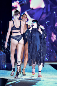 122516199_hqcelebcorner-240.thumb.jpg.935dee01ed029a2a99044ff097bde2ee.jpg
