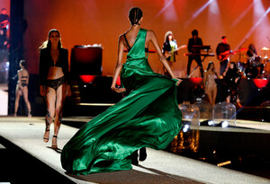 122519284_hqcelebcorner-811.thumb.jpg.f9ef810a2cef341fd8ab0815e1f25f19.jpg