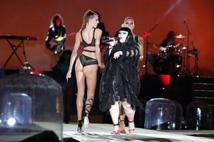 122519400_hqcelebcorner-846.thumb.jpg.91736629727d5e288b11672d9bc93328.jpg