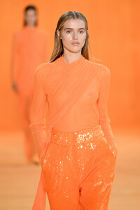 1228349241_SallyLaPointeRunwaySeptember2019NewYorkPKoHrvchI0wx.thumb.jpg.0920e79275a38a831624aeee5c632328.jpg