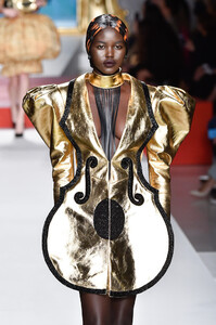 Adut+Akech+Moschino+Runway+Milan+Fashion+Week+WgcNa44_Yblx.jpg