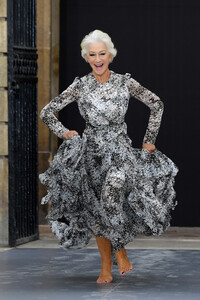 Helen+Mirren+Le+Defile+L+Oreal+Paris+Runway+DOaKdM_ETNUx.jpg