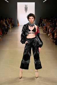 1264703875_VictoriaHayesSpringSummer2020Runway0PltLSsBQJxx.thumb.jpg.43dac5b224e3d2ada60ad35a15275a6c.jpg