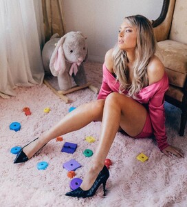 1265348545_CamilleKostek50.thumb.jpg.35261e4e773a6f64a54b0fe42266f9c9.jpg