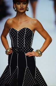 1274111044_valentino-ss-1992(7).thumb.jpg.232ee13871470405cc8219c64bfc1511.jpg