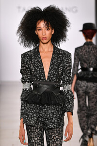 1279127627_TaorayWangS20RunwaySeptember2019NewNU4ki16M7xsx.thumb.jpg.c4c977659384e50a7a433dd737862c4f.jpg