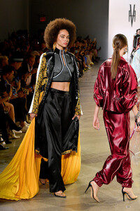 1305943195_VictoriaHayesSpringSummer2020RunwayFo-Ky2nHO_8x.thumb.jpg.4b0306bd010b803c99fb34c319e59020.jpg