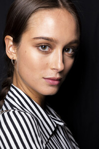 1307360076_ChiaraBoniLaPetiteRobeSpring2020BackstageGUTYynW_ivOx.thumb.jpg.c6e9657ad157fef5b33e144c68a82547.jpg