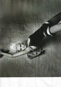 l'officiel russia april 2004 #56 12.jpg