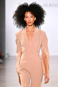 1331596166_TaorayWangS20RunwaySeptember2019NewO71hRPjFTLEx.thumb.jpg.402f058af7a9844a332e573cd4c3ecff.jpg