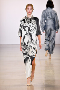 13383885_VictoriaHayesSpringSummer2020Runwayt3QqHUI0wIax.thumb.jpg.729a5a81a227d965c8acbf49a91e4b8e.jpg