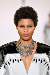 1346679994_VictoriaHayesSpringSummer2020RunwaybahQflzkPf4x.thumb.jpg.609f2446b8d0e303eac1cf42a7542823.jpg