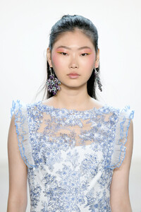 1356122294_TadashiShojiSpringSummer2020RunwayNewomg-7G9saK3x.thumb.jpg.ba8a2ab423a1ac14b1c1a80928517255.jpg