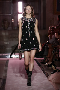 136559836_RunwayGiambattistaValliLovesH-QQ-ZlQS4MOx.thumb.jpg.4365670d8450ec2cb09bce2b3d57077a.jpg