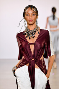 1372117407_VictoriaHayesSpringSummer2020Runway0wyphSjT3Sex.thumb.jpg.c946258f2ebf0b182f03a77f189665b7.jpg