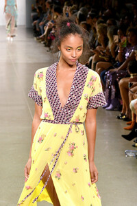 1378121397_NicoleMillerRunwaySeptember2019NewYork65cHZGMf-Gax.thumb.jpg.4053502e131c8781fa19004bc6b38276.jpg