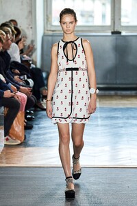 Giselle Norman Giambattista Valli Spring 2020 RTW PFW 1.jpg