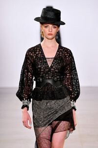 1382108281_TaorayWangS20RunwaySeptember2019Newg6tnTiUEbThx.thumb.jpg.f31a0cc67e8750f8c59d21905301aee1.jpg