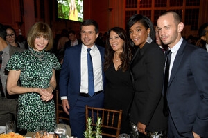Anna+Wintour+God+Love+Deliver+Golden+Heart+sdp3zwVIIeWx.jpg