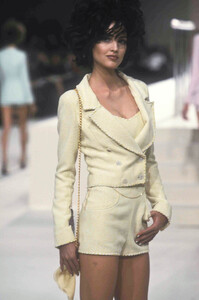 1421828939_Chanel1997WomenRTW65.thumb.jpg.553dc06f6729cd641633f3d4f25226aa.jpg