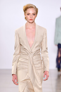 1434121452_TaorayWangS20RunwaySeptember2019NewDtDiDyvNSbIx.thumb.jpg.b02af78d3b51a397e564983ce77dfb0c.jpg