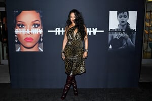 Rihanna+Launch+Rihanna+First+Visual+Autobiography+mEoc994gpYRx.jpg