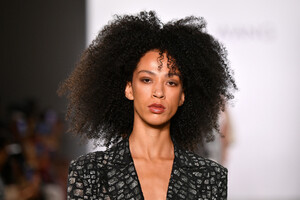 1453358023_TaorayWangS20RunwaySeptember2019NewaHWOI9CeQGtx.thumb.jpg.307c1c119ad1c59bedf4da5777444db6.jpg