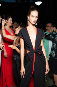 1456365999_TadashiShojiSpring2020BackstageIJwcev_63hjx.thumb.jpg.8b97bb599eac374272af45df3ee74c70.jpg