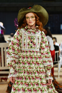 148029858_MarcJacobsSpring2020RunwayShowLxhVEKIYYgsx.thumb.jpg.aa95fc205ee943aeda6950814139d012.jpg