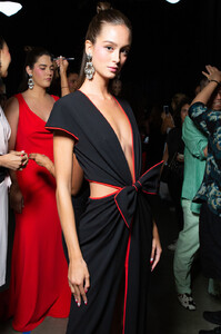 1491083345_TadashiShojiSpring2020BackstageWPxvpDd9iFix.thumb.jpg.765d13f2819bcf60cd6ed438795c401b.jpg