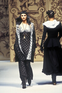 1493882506_Chanel1993HauteCouture133.thumb.jpg.ba72281f277fe5efc2b4a4619c74cde5.jpg