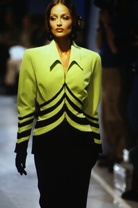 1527828908_mugler-fw-1994(2).thumb.jpg.b532bacd30d75a63fb51505eabeeb90f.jpg