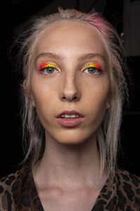 1528304541_NicoleMillerSpring2020BackstagebJHEJ8UiAQAx.thumb.jpg.830366bc7f5fda78549ed05df04ac1f5.jpg