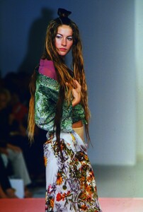 1555556776_jean-paul-gaultier-ss-1999(11).thumb.jpg.07bcb337978c0afdf3f676f22d2f8167.jpg