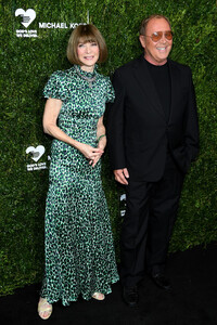 Anna+Wintour+God+Love+Deliver+Golden+Heart+dFq7-H8ePpQx.jpg